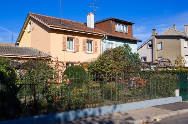 Mulhouse : cité ouvrière - grilles de clôture et jardin d'agrément