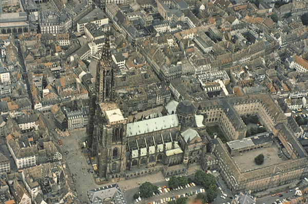 Strasbourg : cathédrale Notre-Dame, vue aérienne