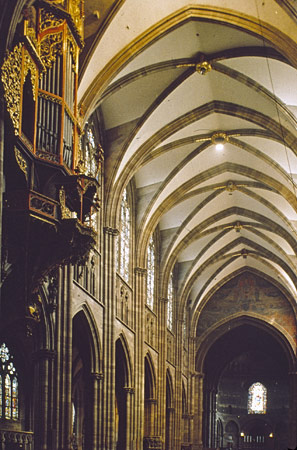 Strasbourg : cathédrale Notre-Dame, vue de la nef vers le chœur