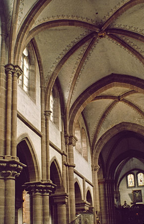 Neuwiller-lès-Saverne : église Saints Pierre et Paul, vue de la nef vers le chœur