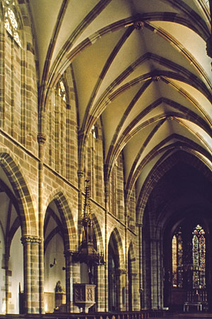 Wissembourg : église Saints Pierre et Paul, vue de la nef vers le chœur