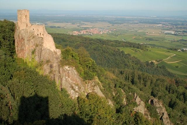 Ribeauvillé : au pied des ruines du Girsberg, les collines sous-vosgiennes et la plaine d’Alsace