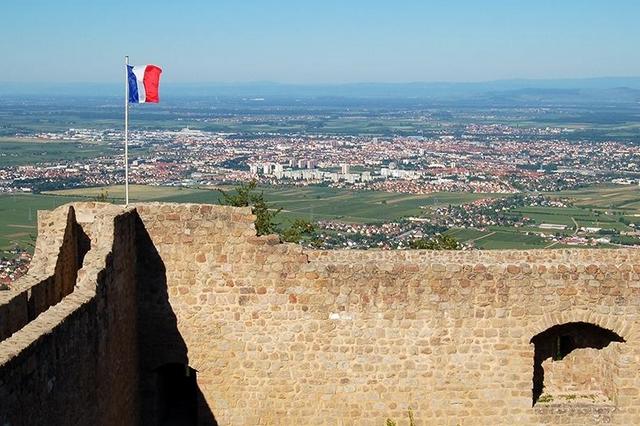 Vue de Colmar depuis le château restauré du Hohlandsbourg