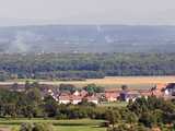 Plaine d’Alsace et collines du Sundgau : clocher de Berrwiller et tours de Mulhouse