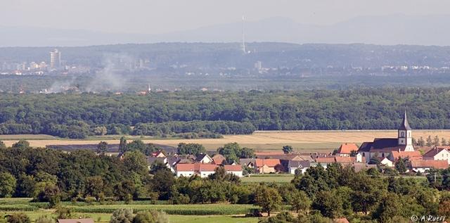 Plaine d’Alsace et collines du Sundgau : clocher de Berrwiller et tours de Mulhouse