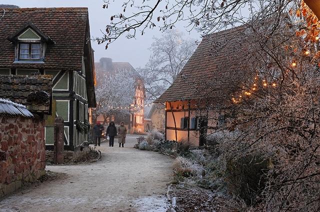 Écomusée d’Alsace : une rue sous le givre à Noël