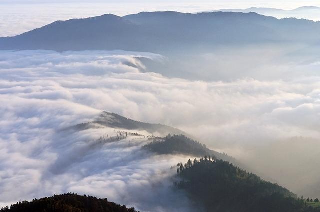 Vallée de la Thur et plaine sous une mer de nuages