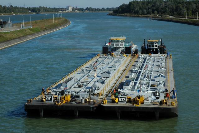 Rhinau : barges poussées de la CFNR