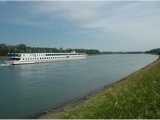 Le Rhin : bateau de croisière près de Marckolsheim