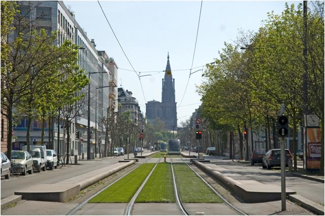 Strasbourg : avenue de la Paix, cathédrale et tramway