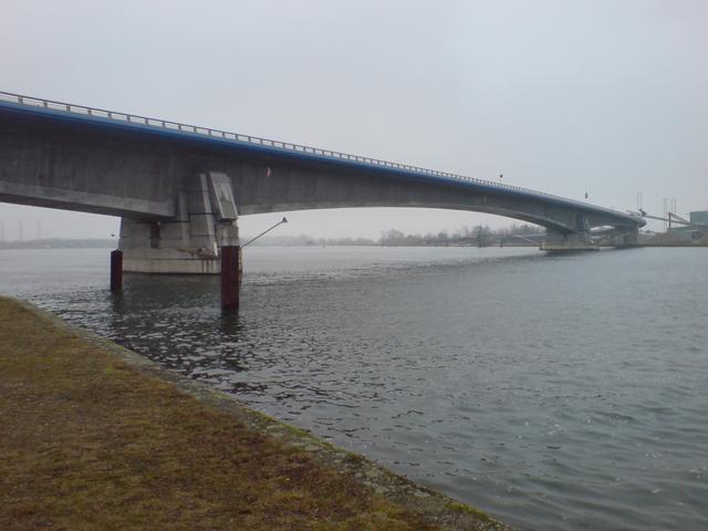 Strasbourg : pont Pflimlin sur le Rhin