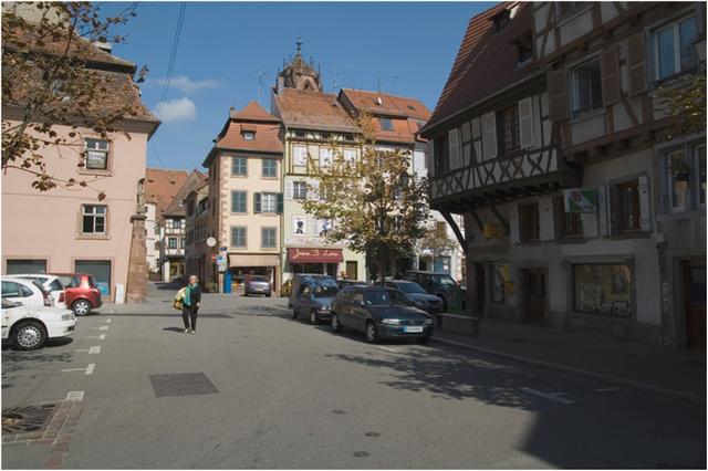 Sélestat : maisons anciennes et commerces dans le centre ville