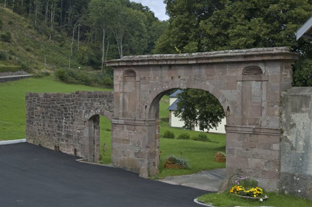 Pairis : vestiges du porche de l'ancienne hostellerie de l'abbaye