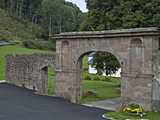 Pairis : vestiges du porche de l'ancienne hostellerie de l'abbaye