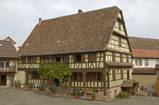 Schnersheim : intérieur d'une cour de ferme