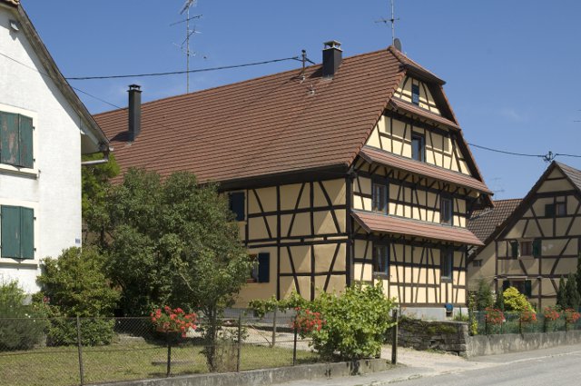 Oberdorf : façade à triple auvent