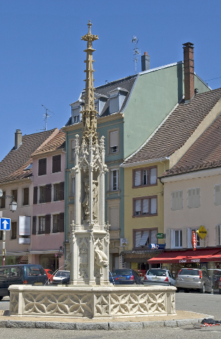 Altkirch : fontaine de la Vierge