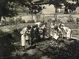 Cours de jardinage dans un jardin scolaire