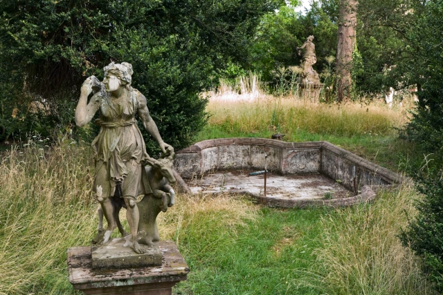 Ribeauvillé : château des Ribeaupierre - statue de Diane et bassin