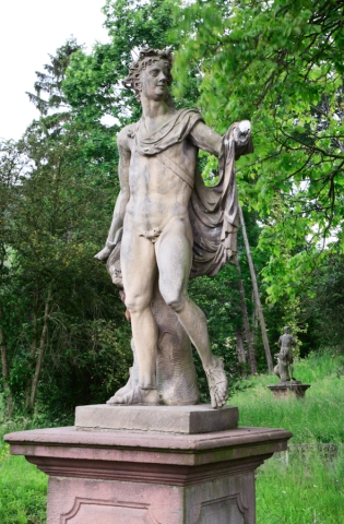 Ribeauvillé : château des Ribeaupierre - statue d'Apollon