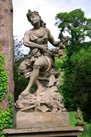 Ribeauvillé : château des Ribeaupierre - statue de Flore