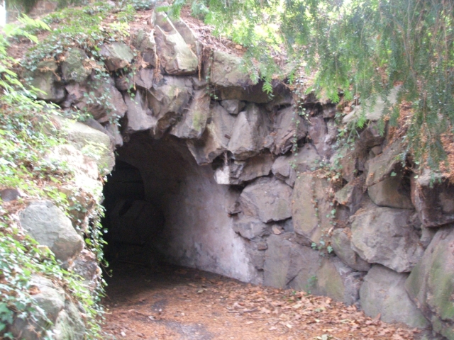 Guebwiller : jardin de la maison Bourcart - grotte de rocaille