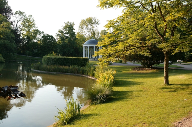 Strasbourg : parc de l'Orangerie - abords du temple