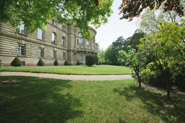 Strasbourg : palais du Rhin - pelouse et topiaires