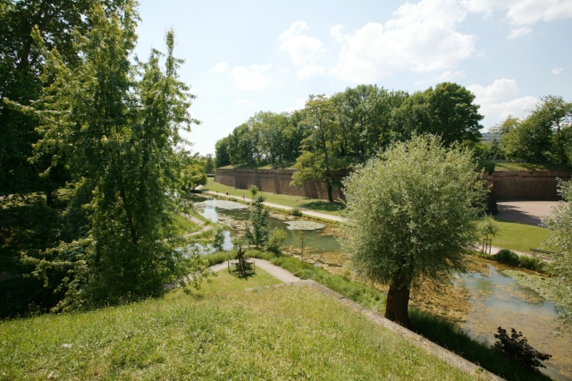 Strasbourg : parc de la Citadelle - vue du bastion et du fossé