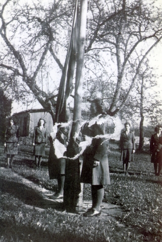 Lever du drapeau nazi.