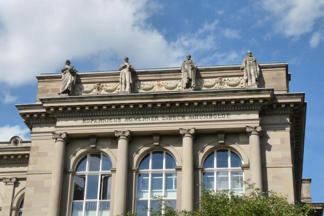 Palais universitaire : statues d'érudits