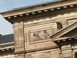 Institut de physique : bas-relief encadrant les frontons de la façade sud