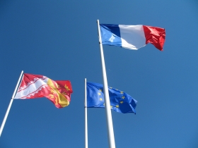 Drapeaux alsacien, français et européen 