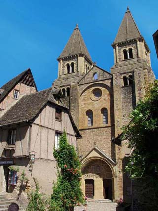 Conques (Aveyron) : l'église abbatiale Sainte-Foy, grand centre de pèlerinage et étape sur le chemin de Saint-Jacques de Compostelle au Moyen-âge.