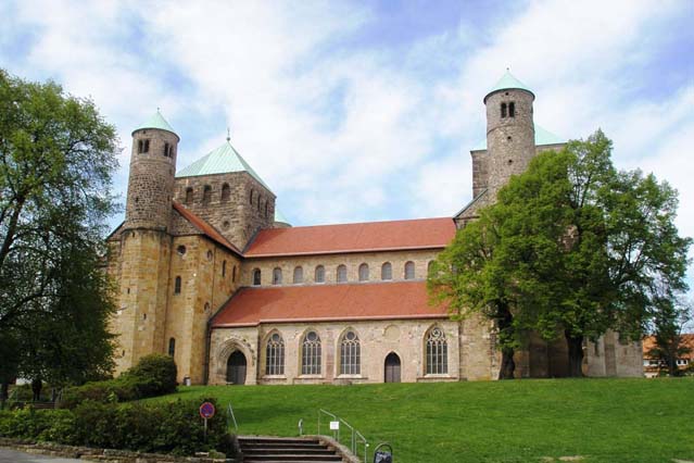 Hildesheim, église Saint-Michel. Un exemple achevé de l'architecture ottonienne, qui au Xè à précédé l'art roman.