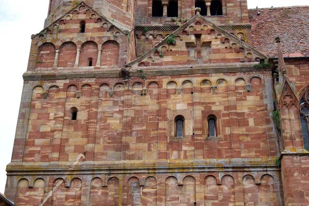 Eglise abbatiale de Marmoutier (Bas-Rhin) : décor de bandes lombardes sur la face sud du massif occidental.