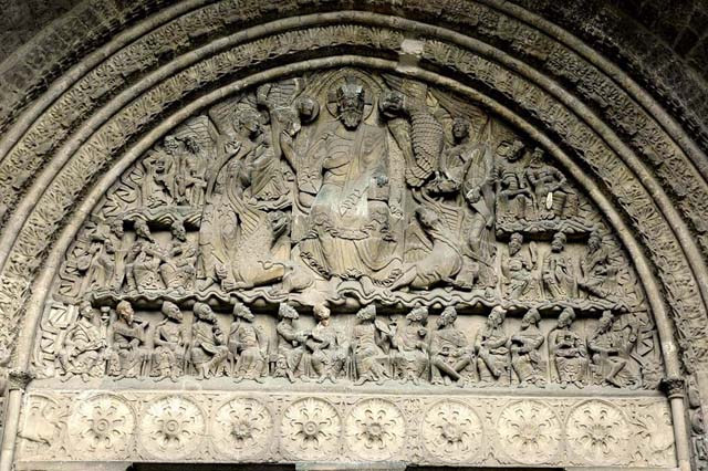 Moissac, église abbatiale Saint-Pierre : le tympan de la porte sud, réalisé entre 1110 et 1130. Il représente un des thèmes favoris de l'art roman : le Christ en Majesté du Jugement dernier entouré du 