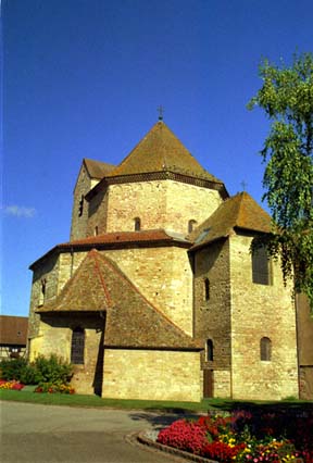 Ottmarsheim, abbatiale Saint-Pierre-et-Saint-Paul : vue du nord est sur le chœur, la sacristie et la chapelle Sainte-Croix (de droite à gauche). L’ornementation extérieure est très sombre et consiste en une arcature lombarde courant le long du somme de l’octogone. La corniche à billette qui la surmonte n’est pas d’origine : c’est un ajout contestable du XIXè siècle.