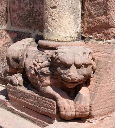 Sélestat, église Sainte-Foy: lion couché du porche. 