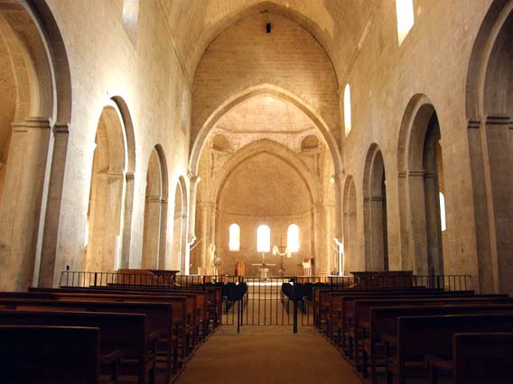 Sénanque (Vaucluse): nef de l'église abbatiale. Un pur chef d'oeuvre de l'architecture cistercienne.