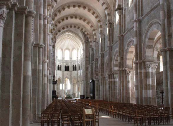 Vézelay (Yonne) : la nef romane de la basilique Sainte-Madeleine. Abritant les reliques de sainte Marie-Madeleine, la basilique attire au Moyen-âge des pèlerins de tout l'Occident. Sa nef et surtout les tympans de son porche sont des oeuvres majeures de l'art roman bourguignon.