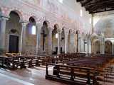 Basilique de San Pietro a Grado près de Pise, Toscane (XIe) : grande arcade séparant la nef centrale du bas-coté nord - Photo Marie-Georges Brun