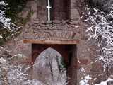 Château de l'Ortenbourg : meutrière en croix de la niche surmontant la porte d'entrée - Photo Marie-Georges Brun