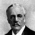 Arthur James Balfour, 1er comte de Balfour. - G. Brun, d'après un portrait de 1910 versé dans le domaine public.