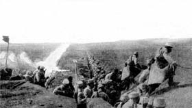 Troupes  françaises montant à l’assaut dans le secteur du  Bois-le-Prêtre. 