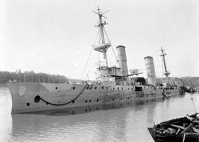 Le croiseur Königsberg du commandant Max Loof sabordé dans la baie de Rufiji. 