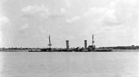 Le croiseur Königsberg du commandant Max Loof sabordé dans la baie de Rufiji. 