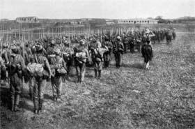 Les troupes franco-anglaises saluent les couleurs à Garoua. 11 juin 1915.