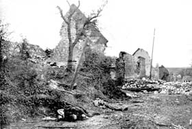 Après la prise de Carency par les troupes françaises du général de Maud’Huy. Chasseurs alpins tués à l’entrée du village. Mai 1915.