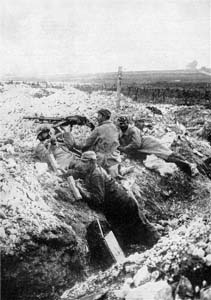  Mitrailleurs français dans une tranchée à Neuville-Saint-Vaast, mai 1915. 